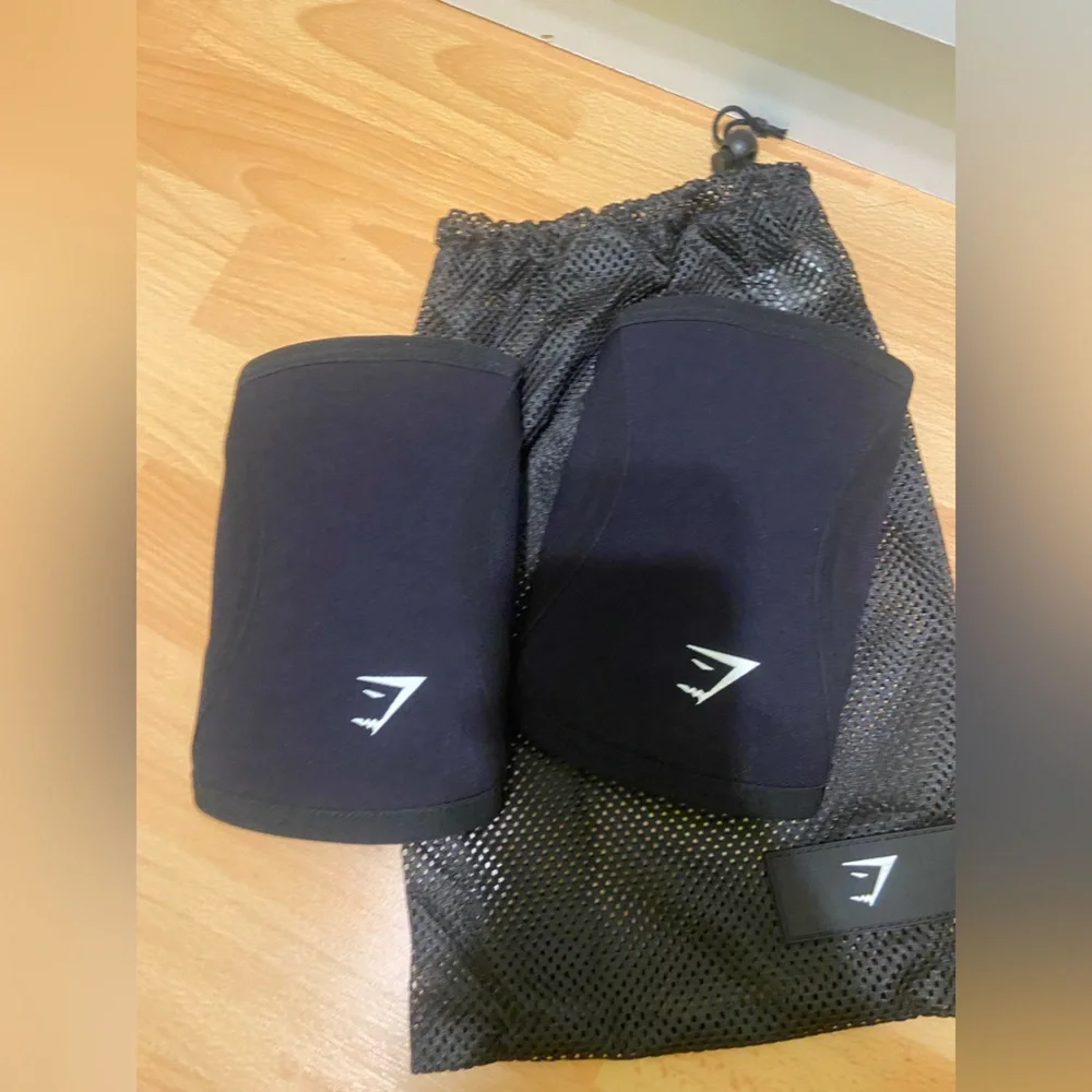 Gymshark Black elbow sleeves brand new - Picture 1 of 2